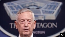 Menteri Pertahananan Amerika Serikat Jim Mattis di Pentagon, 19 Mei 2017. (Foto: dok).