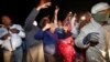 Abasekeli bakaMnu. Jacob Zuma ngesikhathi ephuma emuzini wakhe esiyazinikela emapholiseni, July 7, 2021. REUTERS/Rogan Ward