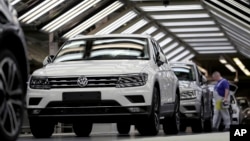 Mobil-mobil Volkswagen menjalani pemeriksaan akhir di pabrik Volkswagen di kota Wolfsburg, Jerman (foto: ilustrasi). 