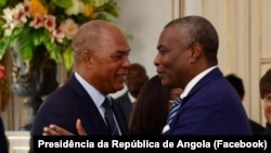 Adalberto Costa Júnior, presidente da UNITA, (esq) e Abel Chivukuvuku, coordenador do PRA-JA Servir Angola (dir), Luanda, 18 outubro 2024