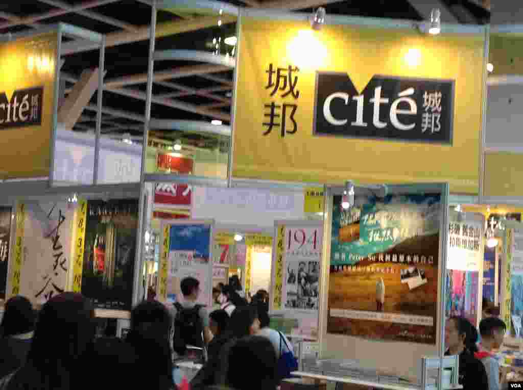 一年一度的香港书展7月20起在湾仔会展中心连续展出七天。据贸发局统计,共有640个书商参展,创下历年新高,而主办方也期待参观人次可以再次突破百万。