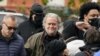Mantan ahli strategi Gedung Putih Steve Bannon tiba di Kantor Lapangan FBI Washington, Senin, 15 November 2021, di Washington. (Foto: AP/Carolyn Kaster)