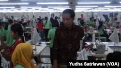 Presiden Jokowi berdialog dengan pekerja pabrik tekstil di Wonogiri. (VOA/Yudha)