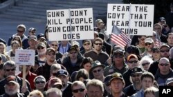 Para peserta reli mendengarkan ceramah saat menggelar aksi damai terkait kepemilikan senjata api di Nashville, Tennessee (19/1). Para pendukung kepemilikan senjata di AS menggalakkan kampanye "Guns Across America" di seluruh AS sebagai reaksi atas upaya Presiden Obama untuk menerapkan pengetatan aturan kepemilikan senjata api untuk menghindari kekerasan (AP Photo/Mark Humphrey)