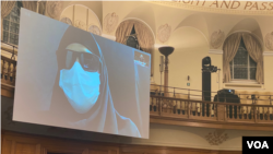 Seorang perempu Iran menyembunyikan identitasnya, saat memberikan kesaksian melalui video langsung dari Iran, 10 November 2021, di hadapan pengadilan rakyat internasional yang berbasis di London, 10 November 2021. (VOA Persia/Ramin Haghjoo)