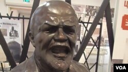 2012年末在莫斯科举办苏共政权迫害宗教展览，展览中的列宁像。(美国之音白桦拍摄)