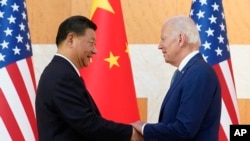 Presiden AS Joe Biden, kanan, dan Presiden China Xi Jinping berjabat tangan sebelum pertemuan mereka di sela-sela KTT G20, 14 November 2022, di Nusa Dua, Bali. (Foto: AP)