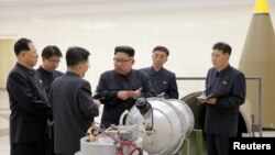 朝鲜领导人金正恩视察核设施 - 朝鲜官方的朝中社提供的为标明日期的照片