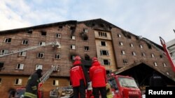 Pripadnici turske žandarmerije ispred hotela posle požara u skijalištu Kartalkava u Bolu, 21. januara 2025. (Foto: REUTERS/Murad Sezer)