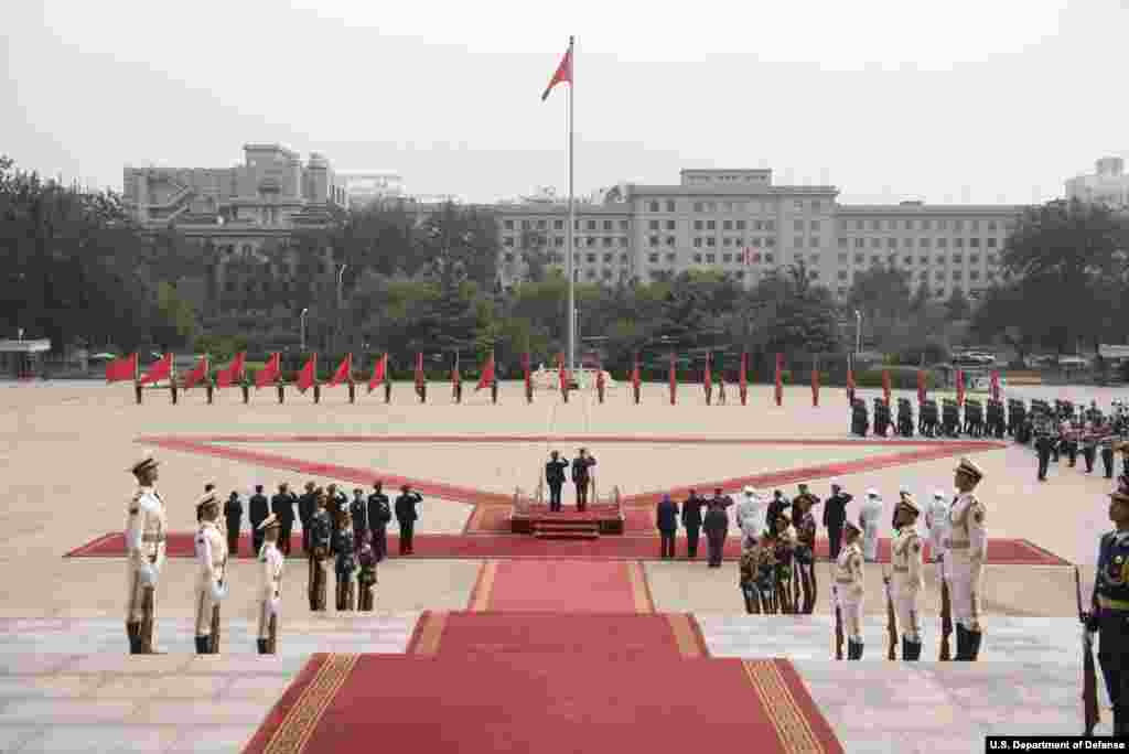2017年8月15日，中国军方在北京八一大楼的大院里欢迎美军参谋长联席会议主席邓福德。