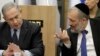 PM Israel Benjamin Netanyahu (kiri) mendengarkan sekutunya Wakil PM dan Menteri Dalam Negeri Aryeh Deri (foto: dok). 