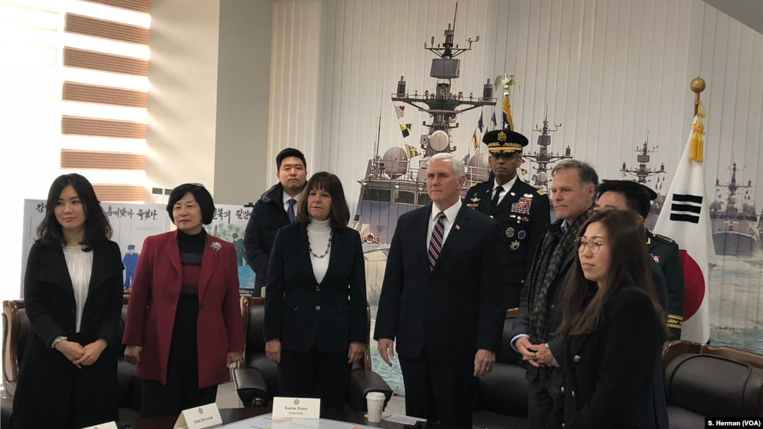 美國副總統彭斯在平澤參觀南韓天安號軍艦紀念館時會見了脫北人士。