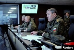 Presiden Rusia Vladimir Putin (tengah), Menteri Pertahanan Sergei Shoigu (kiri) dan Kepala Staf Umum Angkatan Bersenjata Rusia Valery Gerasimov mengawasi latihan militer Vostok-2022 di tempat pelatihan Sergeyevsky di Wilayah Primorsky timur jauh, Rusia, 6 September, 2022. (Foto: Reuters)
