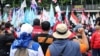 Sekitar 1.000an buruh dari sejumlah konfederasi dan serikat pekerja berdemo menuntut upah minimum yang layak, di Jakarta, 25 November 2021. (Foto: Indra Yoga/VOA) 