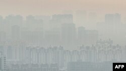 Gedung-gedung pencakar langit di tengah tingginya tingkat polusi udara di Yinchuan, wilayah Ningxia utara, China, 25 Desember 2023. (AFP) 