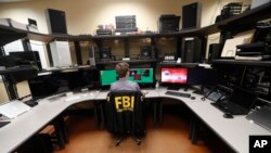 Seorang karyawan FBI bekerja di laboratorium forensik komputer di kantor FBI di New Orleans. (Foto: AP)