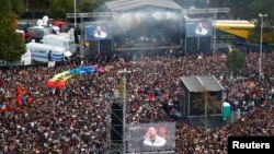 Penyanyi Monschi dan bandnya "Feine Sahne Fischfilet" tampil dalam konser anti-rasialisme di Chemnitz, Jerman, 3 September 2018.