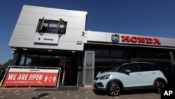 Salah satu diler mobil Honda di Ottershaw, Surrey, Inggris, 29 Mei 2020. (Foto: dok).
