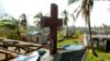 Sebuah bangunan gereja dan kawasan permukiman yang rusak setelah dilanda Topan Idai di kota Beira, Mozambik (27/3). 