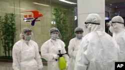 지난 1일 북한 평양 순안공항에서 마스크와 방호복을 착용한 국가품질감독위원회 관계자들이 방역 작업을 위해 대기하고 있다.