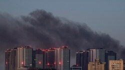 俄羅斯無人機襲擊烏克蘭基輔，城市上空煙霧升起。 (2024年11月7日)