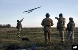 資料照：烏克蘭士兵放飛無人機攻擊頓涅茨克地區的俄軍陣地。（2022年12月15日）