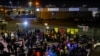 Migrantes realizan una vigilia frente a la oficina del Instituto Nacional de Migración (INM) por las víctimas de un incendio en un centro de detención de migrantes, en Ciudad Juárez, México, el 28 de marzo de 2023. REUTERS/ José Luis González