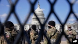 Pasukan Garda Nasional mengawasi Gedung Kongres atau Capitol, di Capitol Hill, Washington, 4 Maret 2021. 