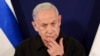 Perdana Menteri Israel Benjamin Netanyahu berbicara saat konferensi pers dengan Menteri Pertahanan Yoav Gallant dan Menteri Kabinet Benny Gantz di pangkalan militer Kirya di Tel Aviv, Israel, 28 Oktober 2023. (Foto: via Reuters)