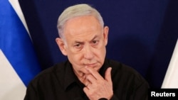 Perdana Menteri Israel Benjamin Netanyahu berbicara saat konferensi pers di pangkalan militer Kirya di Tel Aviv, Israel, 28 Oktober 2023. (Foto: via Reuters)