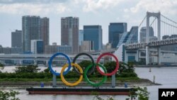 Cincin Olimpiade terlihat di tepi Pantai Odaiba di Tokyo pada 3 Juni 2021. (Foto: AFP/Kazuhiro Nogi)