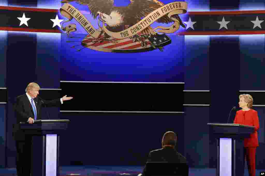 Kandidat presiden AS dari Partai Republik Donald Trump dan calon presiden dari Partai Demokrat Hillary Clinton dalam debat presiden pertama di Hofstra University di Hempstead, New York (26/9). (AP/David Goldman)