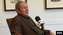 Mantan presiden AS George W. Bush dalam wawancara dengan VOA di Museum Kepresidenan Bush di Dallas, Texas.