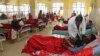 Seorang dokter sedang memeriksa seorang korban, yang sakit akibat mengonsumsi minuman keras, di rumah sakit di Jorhat, negara bagian Assam, India timur laut, Sabtu, 23 Februari 2019. (Foto: dok)