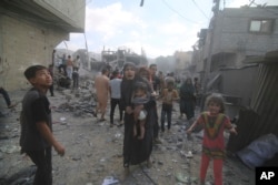 Orang-orang Palestina lari menyelamatkan diri di Rafah, bagian selatan Jalur Gaza, Selasa, 17 Oktober 2023. (Foto: Hatem Ali/AP Photo)