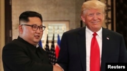 特朗普和金正恩在新加坡峰会签署文件后握手（ 2018年6月12日） 