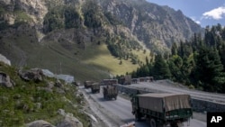 印度軍隊車隊沿拉達克邊境地區的公路行駛（2020年9月9日）