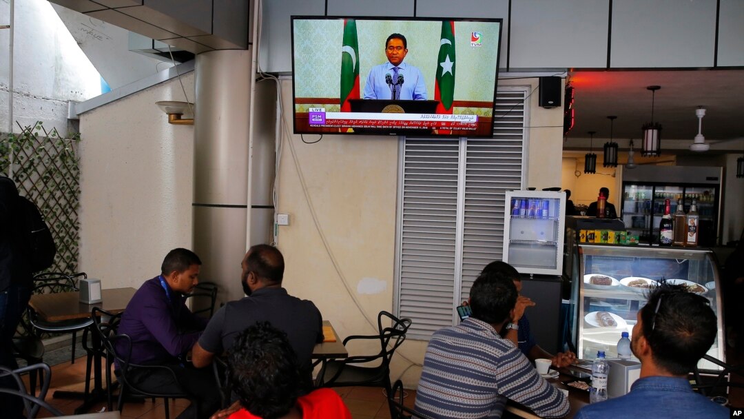 Maldivian watch a live telecast of statement delivered by outgoing President Yameen Abdul Gayoom at a cafe in Male, Sept. 24, 2018.