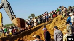 ကချင်ပြည်နယ် ဖားကန့်ဒေသက ရေမဆေးကျောက် ရှာဖွေသူများ။
