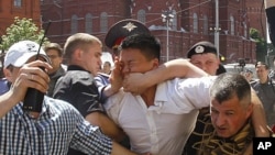 俄罗斯警察5月28日逮捕同性恋活动人士的资料照