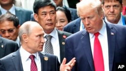 Arhiva - Predsednik SAD, Donald Tramp, i ruski predsednik Vladimir Putin razgovaraju tokom zajedničke foto sesije na samitu APEC-a u Dangangu, Vijetnam, 11. novembra 2017. godine.