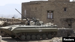 Sebuah kendaraan militer terlihat di dekat istana Kepresidenan di Sana'a, Yaman, 2 April 2015 (Foto: REUTERS/Mohamed al-Sayaghi). 