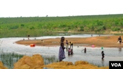 Crianças no Rio Longa (VOA / A. Capalandanda)