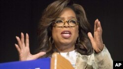 Oprah Winfrey berbicara kepada orang banyak di Marietta, 1 November 2018. (Foto: AP)