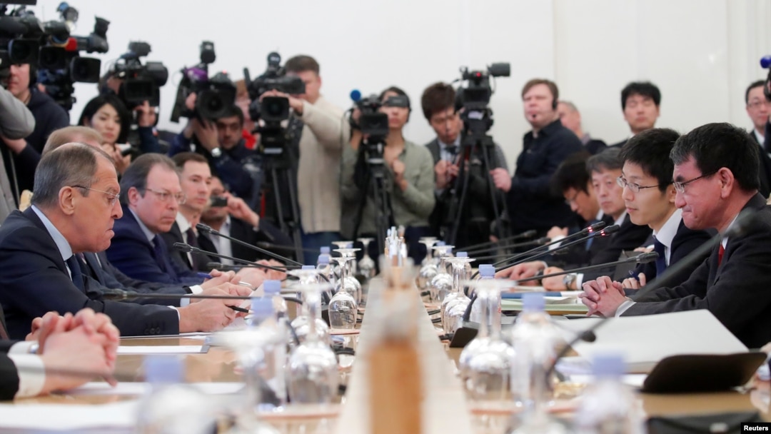 Ruski ministar spoljnih poslova Sergel Lavrov (levo) i njegov japanski kolega Taro Kono (desno) tokom sastanka u Moskvi, Rusija, 14. januara 2019.