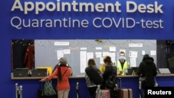 Putnici na aerodormu Šipol u Amsterdamu