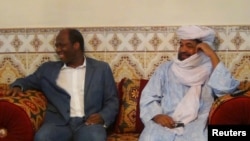 Iyad Ag Ghaly, o alegado líder do Ansar Dine, encontra-se com o então ministro dos Negócios Estrangeiros do Burkina Faso, Djibril Bassole, em Kidal, no norte do Mali, em 2012
