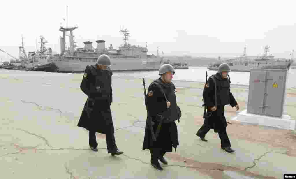 Tentara Angkatan Laur Rusia berjalan di dekat kapal Ukraina Slavutich di Sevastopol, 20 Maret 2014.