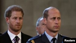 William, Pangeran Wales, dan Pangeran Harry di tengah kedatangan peti jenazahRatu Elizabeth di Westminster Hall di London, Inggris, 14 September 2022. (Foto: REUTERS/Alkis Konstantinidis)