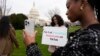 Para pendukung TikTok berkumpul di Capitol di Washington, saat DPR mengesahkan RUU yang memaksa perusahaan induknya untuk mendivestasi sahamnya, Rabu, 13 Maret 2024. (Foto: AP )